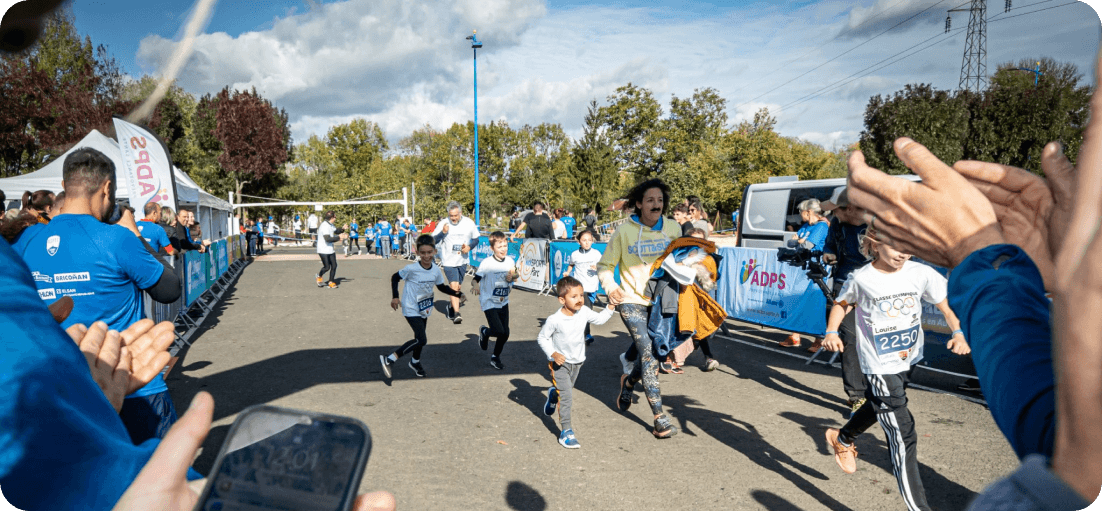 Groupe d'enfants courant lors de la course courstache 2022