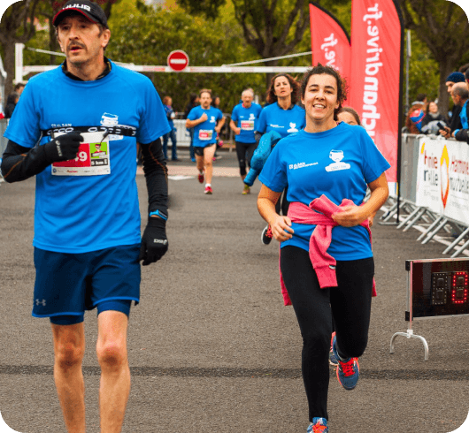 un homme et un femme courent de la course courstache 2018