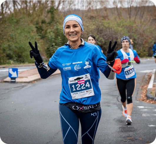 femme courant et souriant lors de la course courstache 2021